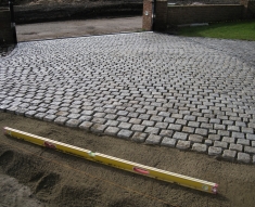 CURVED DRIVE WITH SILVER GRANITE SETTS BILLINGE