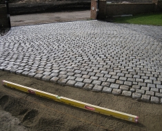 CURVED DRIVE WITH SILVER GRANITE SETTS BILLINGE
