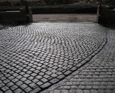 CURVED DRIVE WITH SILVER GRANITE SETTS BILLINGE