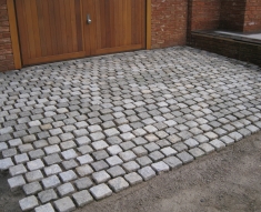 CURVED DRIVE WITH SILVER GRANITE SETTS BILLINGE