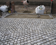 CURVED DRIVE WITH SILVER GRANITE SETTS BILLINGE