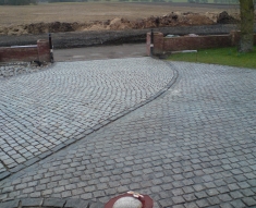 CURVED DRIVE WITH SILVER GRANITE SETTS BILLINGE
