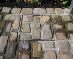 DISABLED ACCESS FRIENDLY DRIVEWAY WITH YORKSTONE COBBLES AND FLAGS (2)
