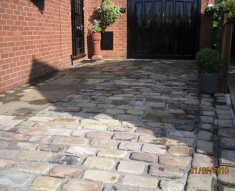 DISABLED ACCESS FRIENDLY DRIVEWAY WITH YORKSTONE COBBLES AND FLAGS (3)