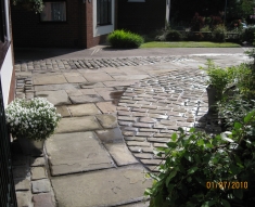 DISABLED ACCESS FRIENDLY DRIVEWAY WITH YORKSTONE COBBLES AND FLAGS (4)