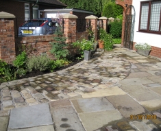 DISABLED ACCESS FRIENDLY DRIVEWAY WITH YORKSTONE COBBLES AND FLAGS (5)